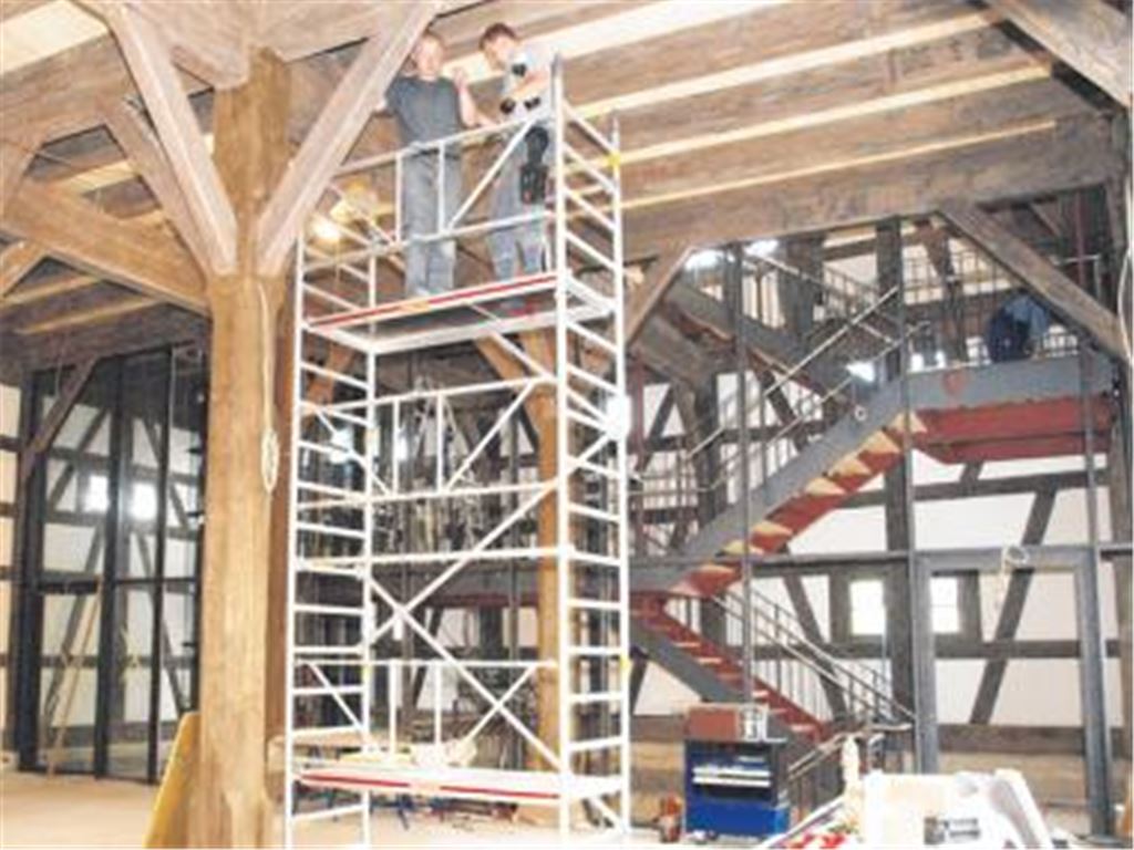 Endspurt: In der alten Ötisheimer Kelter läuft der Innenausbau auf vollen Touren. In etwa acht bis zehn Wochen soll die aufwändige Renovierung endgültig abgeschlossen sein und die neue gute Stube der Gemeinde für unterschiedlichste Nutzungen zur Verfügung stehen. Foto: Appich