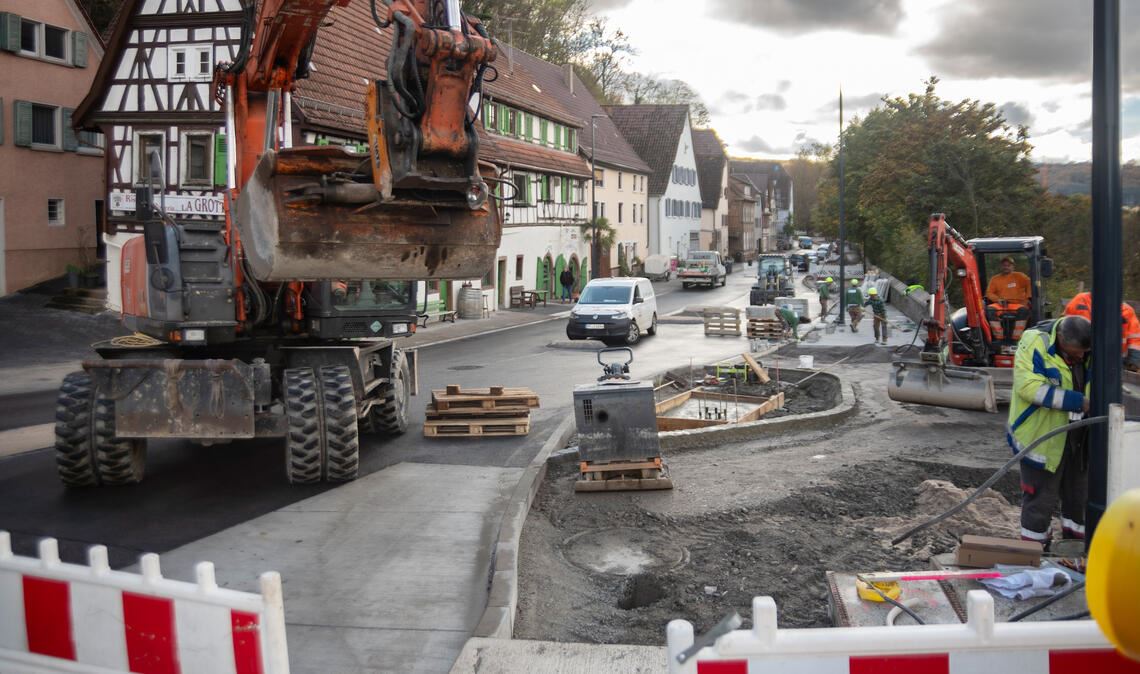 Endspurt auf der Straße „Unterm Berg“: Am kommenden Freitag soll die Verbindung von und nach Lomersheim, die seit der Freigabe der neuen Herrenwaagbrücke im Mai gesperrt und nur zwischendurch für fünf Wochen halbseitig aus Richtung Lomersheim geöffnet war, endgültig für den Verkehr freigegeben werden. Foto: Fotomoment