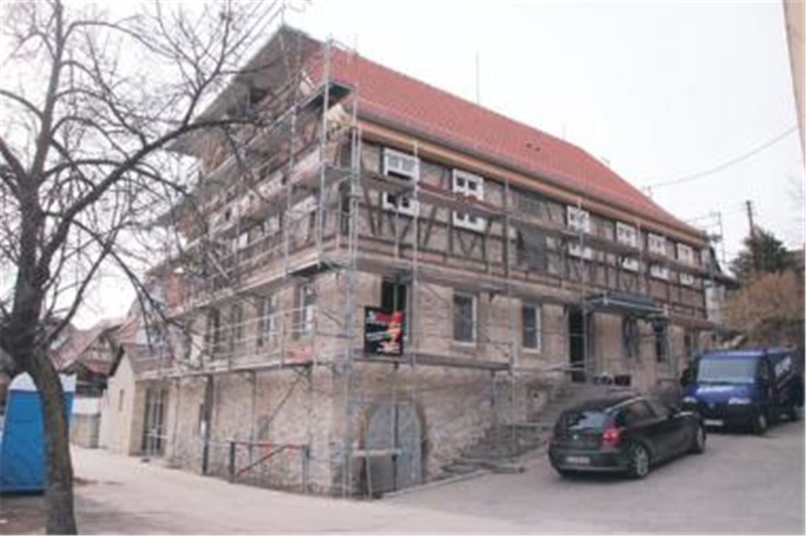 Endspurt bei der Sanierung des Alten Schulhauses in Großglattbach. Bis zum September soll die Sanierung abgeschlossen sein.
Foto: Franz