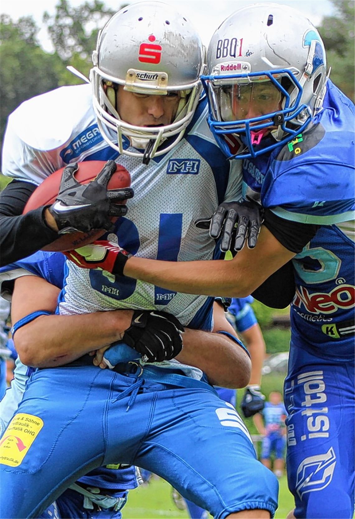 Endstation: Zwei Crusaders halten Wilddogs-Wide-Receiver Jochen Kemmner auf.