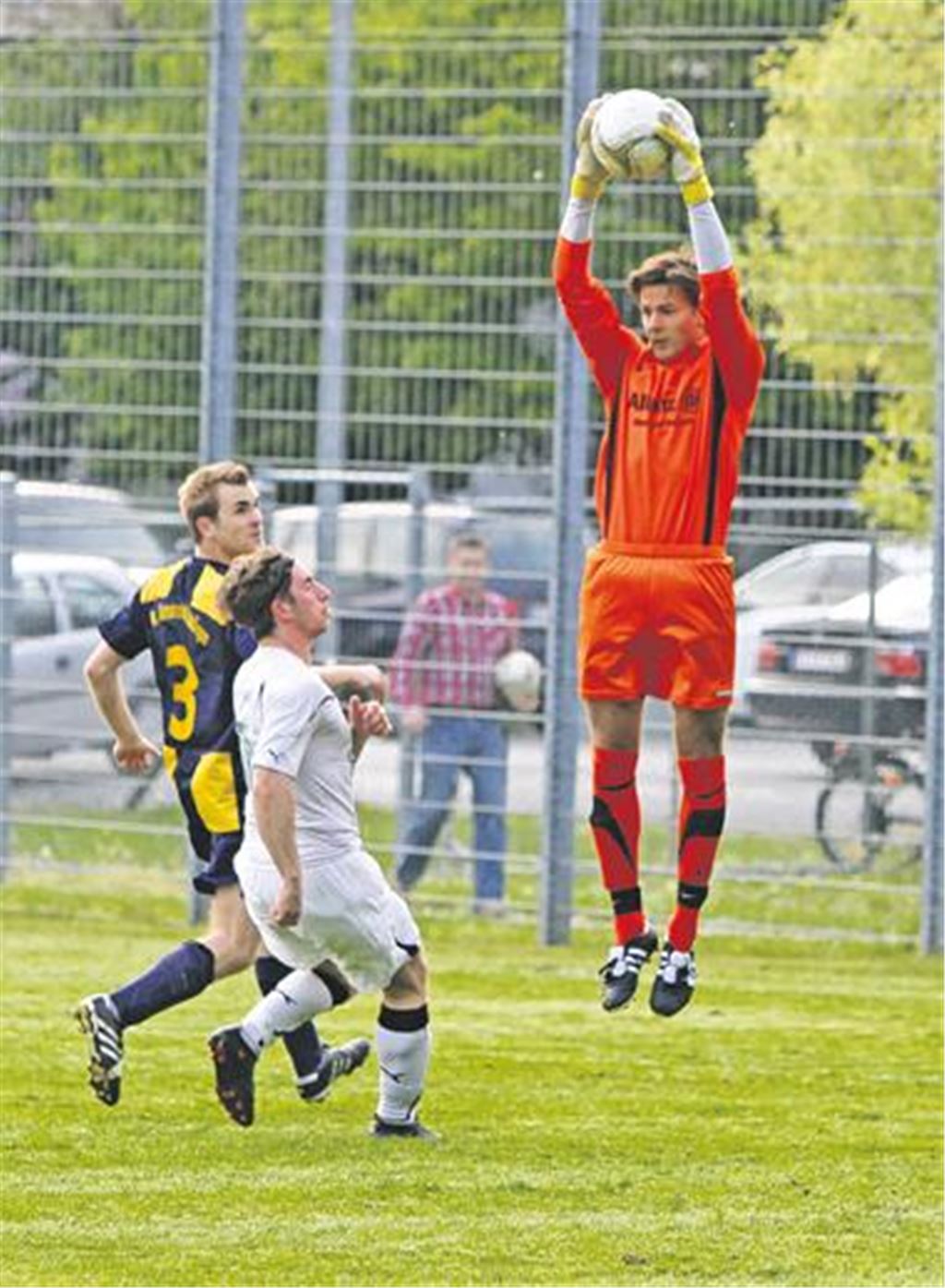 Endstation ist immer wieder bei Daniel Higer  diesmal schnappt der Alemannen-Keeper dem eingewechselten Daniel Österle (in Weiß) die Kugel vor der Nase weg.
Foto: Eigner