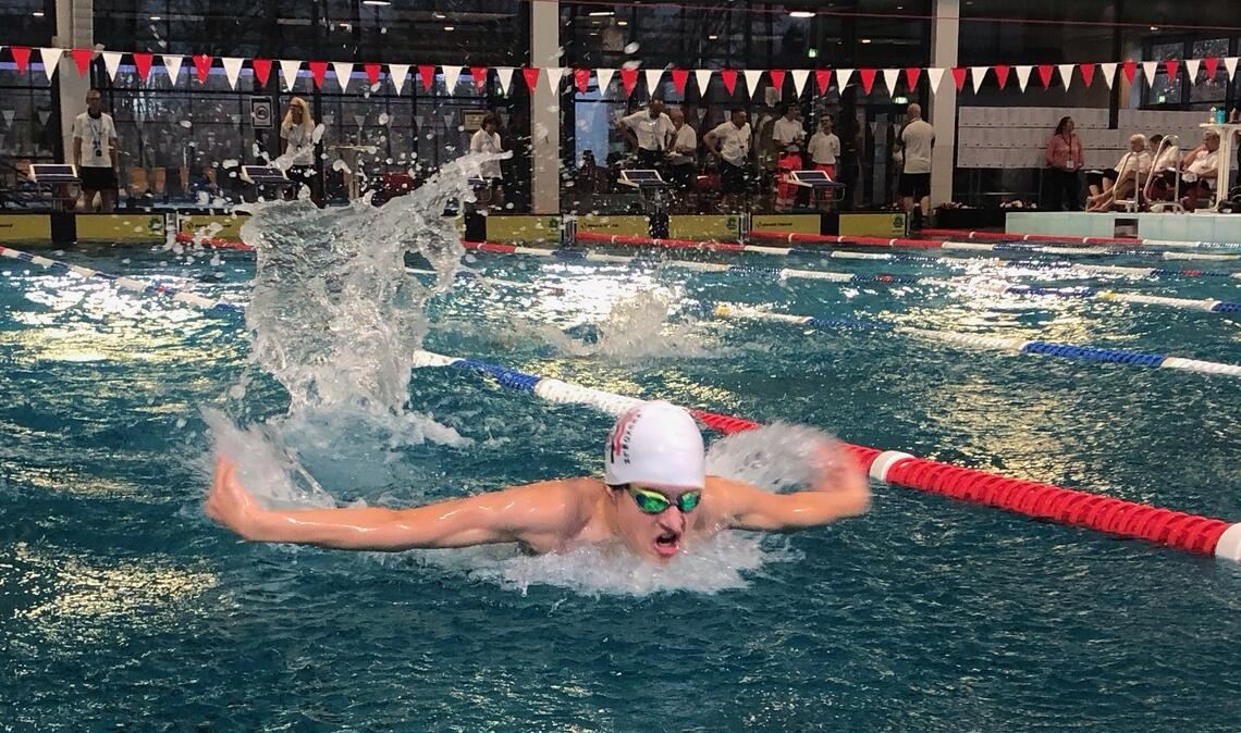Eneas Polonius Gil in Aktion im Langwasserbad von Nürnberg. Der Para-Schwimmer trainiert und lebt seit rund zweieinhalb Monaten in Berlin. Fotos: Polonius