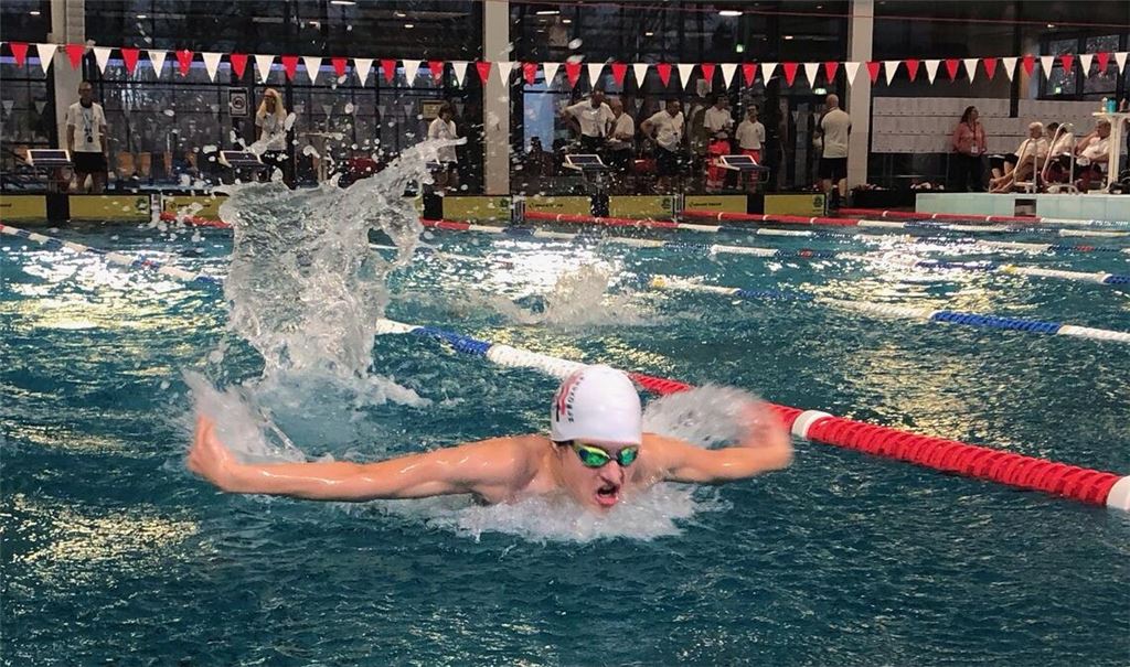 Eneas Polonius Gil in Aktion im Langwasserbad von Nürnberg. Der Para-Schwimmer trainiert und lebt seit rund zweieinhalb Monaten in Berlin. Fotos: Polonius