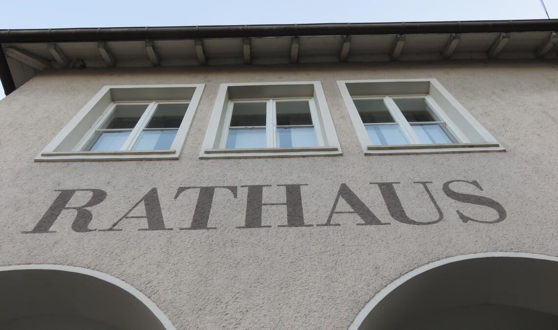 Energetische Verbesserungen und mehr Lärmschutz: Die Stadt will in Optimierungen am Rathaus investieren. Foto: Becker