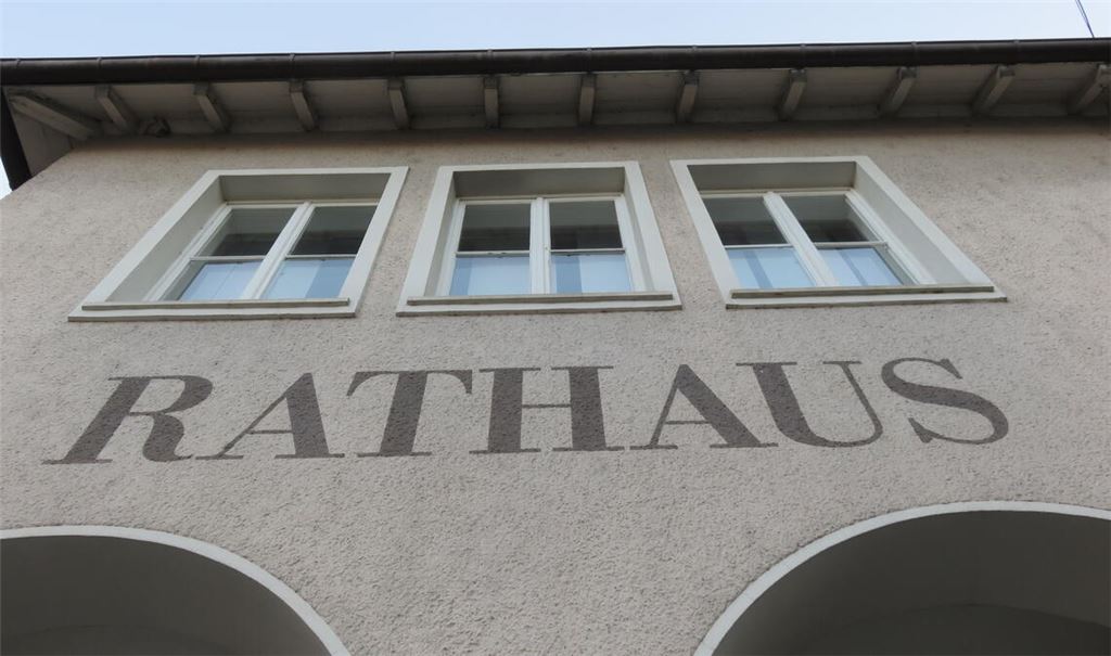 Energetische Verbesserungen und mehr Lärmschutz: Die Stadt will in Optimierungen am Rathaus investieren. Foto: Becker