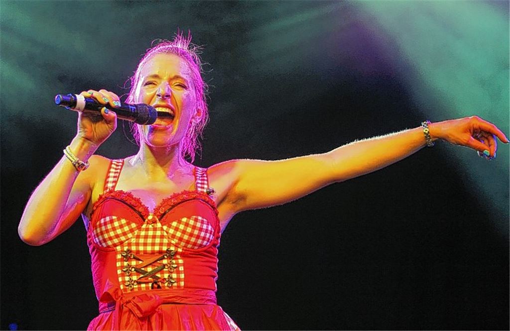 Energiebündel und Vollprofi: Stefanie Hertel begeistert beim Konzert des Mühlacker Tagblatt in den Enzgärten mit eigenen Titeln und Coversongs von Udo Jürgens bis Abba.