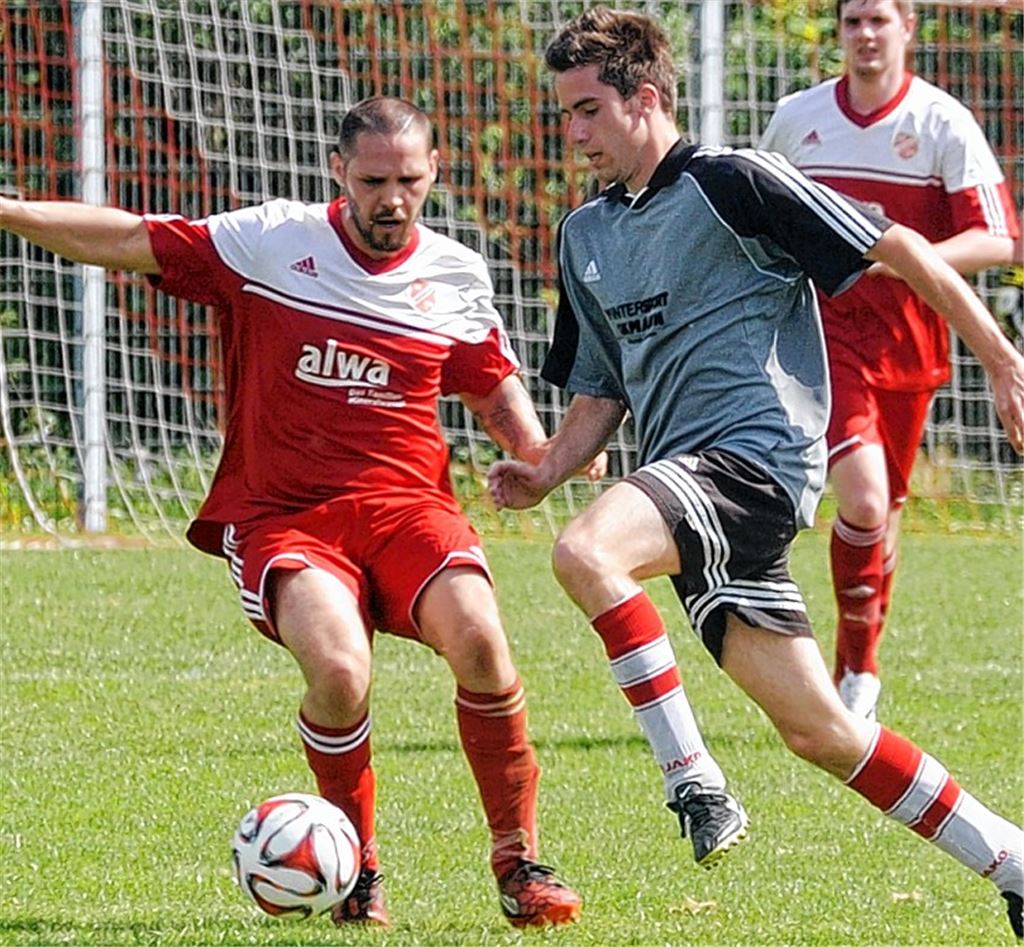 Energisch geht Großglattbach (in Grau) gegen Hohenhaslach zur Sache.