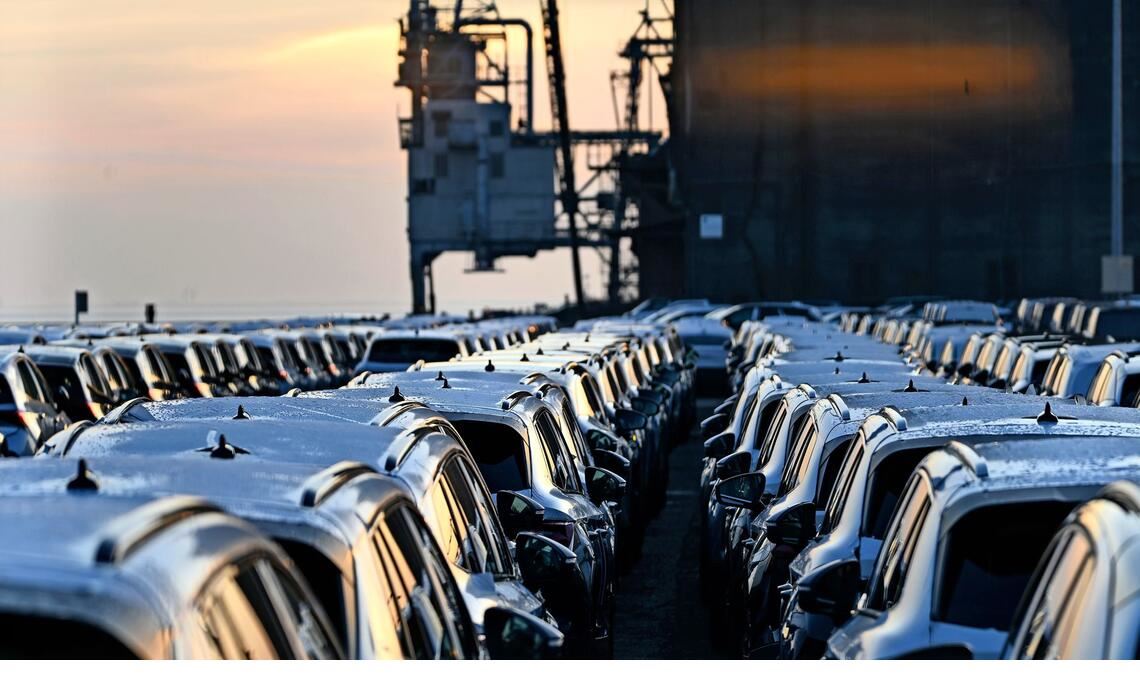 Eng an Eng stehen zahlreiche Autos auf der Verladepier. Exporte sollen nun leichter vonstatten gehen. (Symbolfoto)