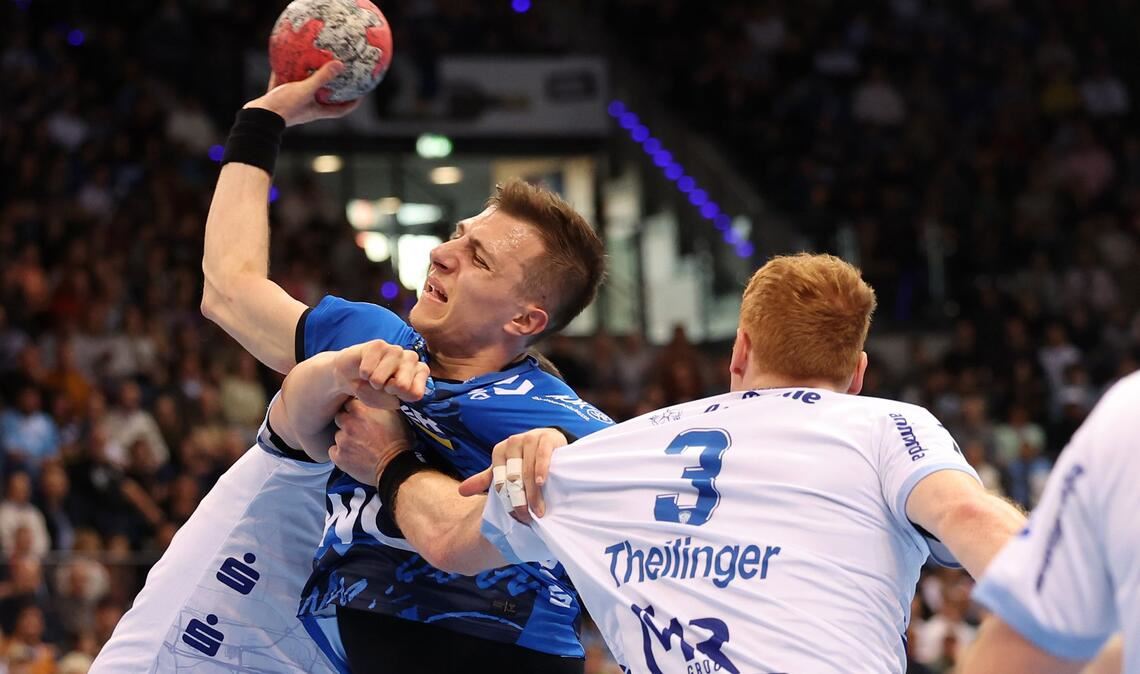 Eng und spannend geht’s zu in der Handball-Bundesliga: Simone Mengon vom TVB Stuttgart versucht sich im Spiel gegen Lemgo durchzusetzen – es endete 32:32.