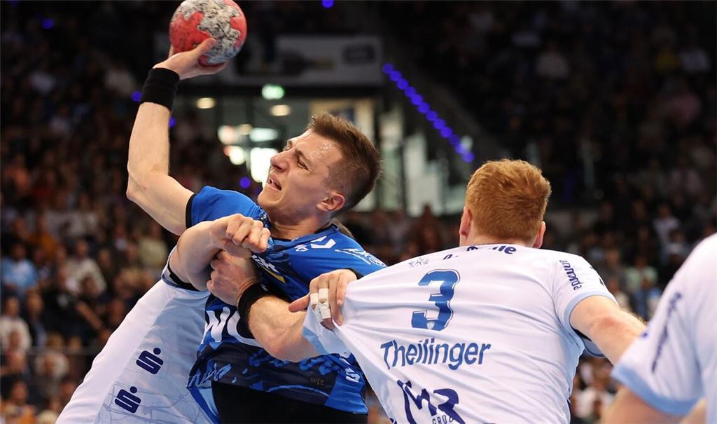 Eng und spannend geht’s zu in der Handball-Bundesliga: Simone Mengon vom TVB Stuttgart versucht sich im Spiel gegen Lemgo durchzusetzen – es endete 32:32.