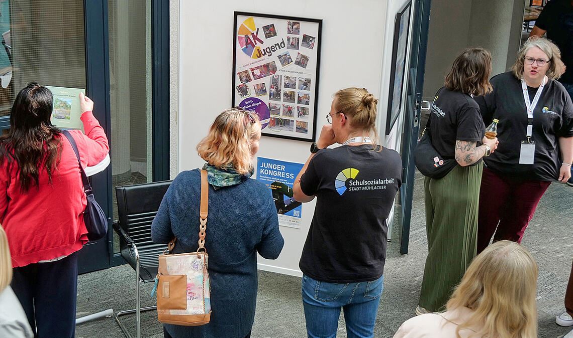Engagement auf unterschiedlichen Ebenen und auf unterschiedliche Art: Die Ausstellung im Rathausfoyer informiert über die Kinder- und Jugendarbeit in der Stadt. Foto: Friedrich