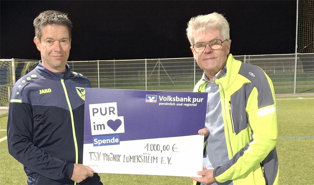 Engagement zahlt sich aus: Reinhold Baral (li.) und Karlheinz Mannhardt bei der Spendenübergabe. 