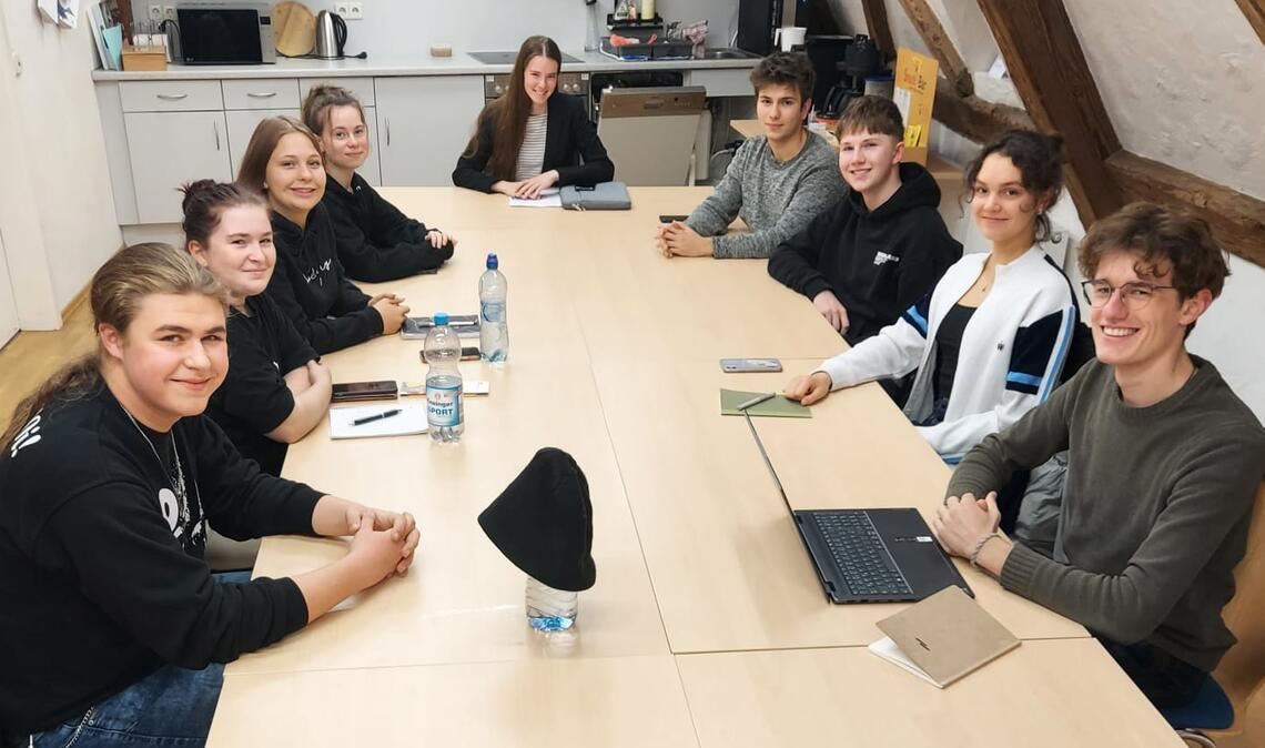 Engagement zwischen ernsthafter Mitsprache und Party (Foto unten): Der Jugendgemeinderat in Maulbronn blickt den Neuwahlen in der Zeit vom 18. bis zum 29. November entgegen. Fotos: privat