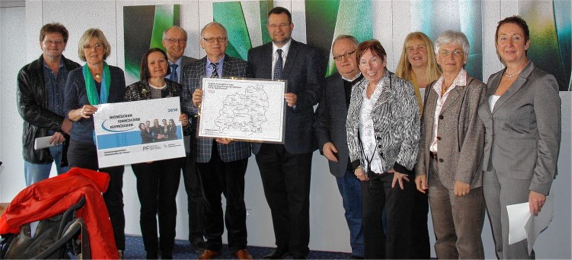 Engagieren sich für mehr Frauen in der Politik: Karlheinz Oehler (FDP), Elisabeth Vogt (Grüne), Margit Vetter (SPD), Frank Kreeb (Freie Wähler), Landrat Karl Röckinger, Pforzheims Oberbürgermeister Gerd Hager, Günter Bächle (CDU), Ellen Eberle (SPD), Enzkreis-Gleichstellungsbeauftragte Martina Klöpfer, Anneliese Graf (CDU) und Pforzheims Gleichstellungsbeauftragte Susanne Brückner (v. li.).