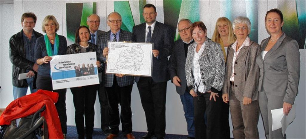 Engagieren sich für mehr Frauen in der Politik: Karlheinz Oehler (FDP), Elisabeth Vogt (Grüne), Margit Vetter (SPD), Frank Kreeb (Freie Wähler), Landrat Karl Röckinger, Pforzheims Oberbürgermeister Gerd Hager, Günter Bächle (CDU), Ellen Eberle (SPD), Enzkreis-Gleichstellungsbeauftragte Martina Klöpfer, Anneliese Graf (CDU) und Pforzheims Gleichstellungsbeauftragte Susanne Brückner (v. li.).