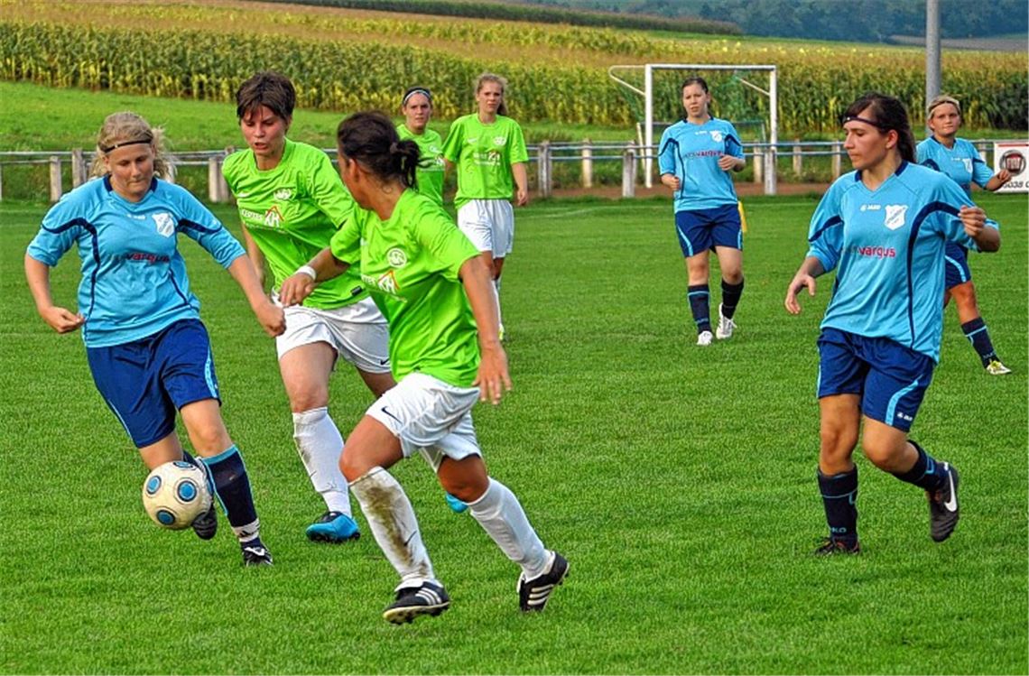 Engagiert zu Werke ging es beim Testspiel der Knittlinger Damen (blaue Trikots). Anny Bickel (am Ball) bringt den FV Knittlingen mit 1:0 in Führung, durch zwei späte Tore können die Akteurinnen von Fortuna Kirchfeld die Partie dennoch zu ihren Gunsten drehen. 