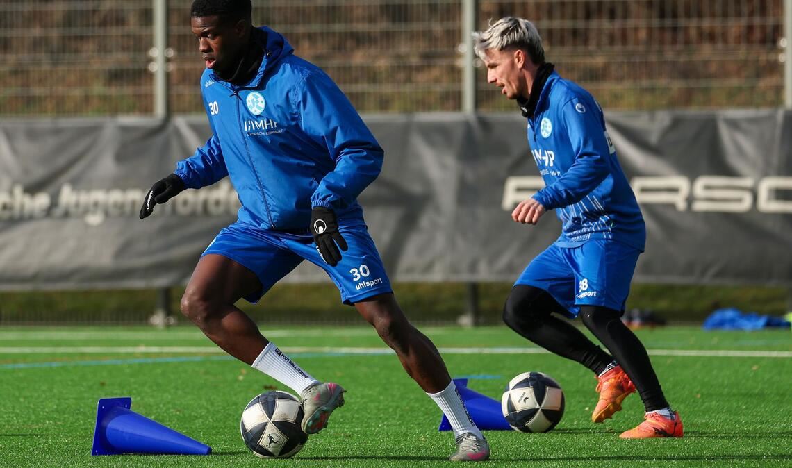 Enge Ballführung: Abdoulie Mboob, Christian Mauersberger (re.).