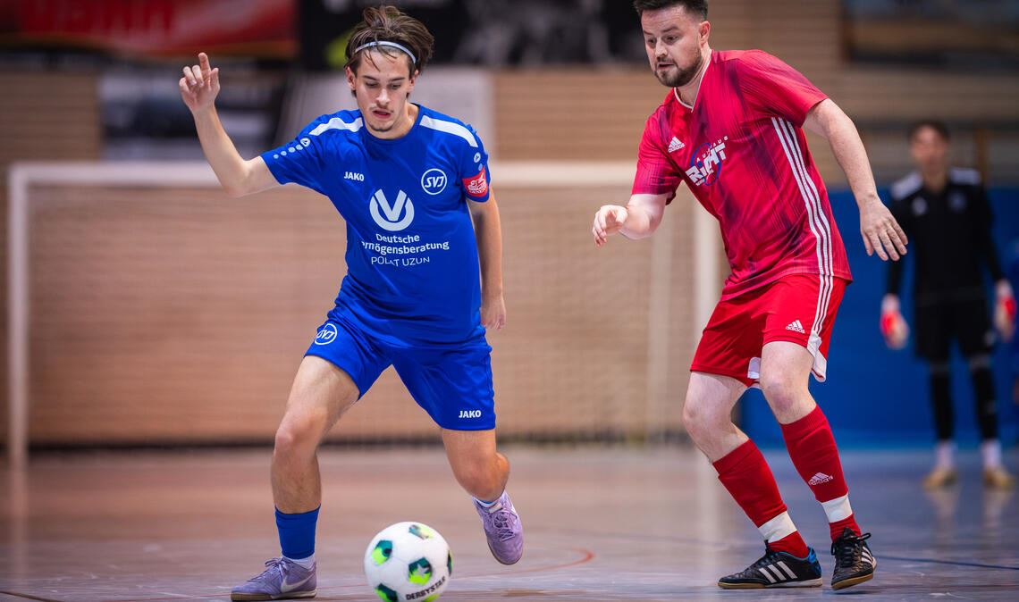 Enge Kiste: Illingen (blau) gegen Mönsheim im Finale. Fotos: Schüller