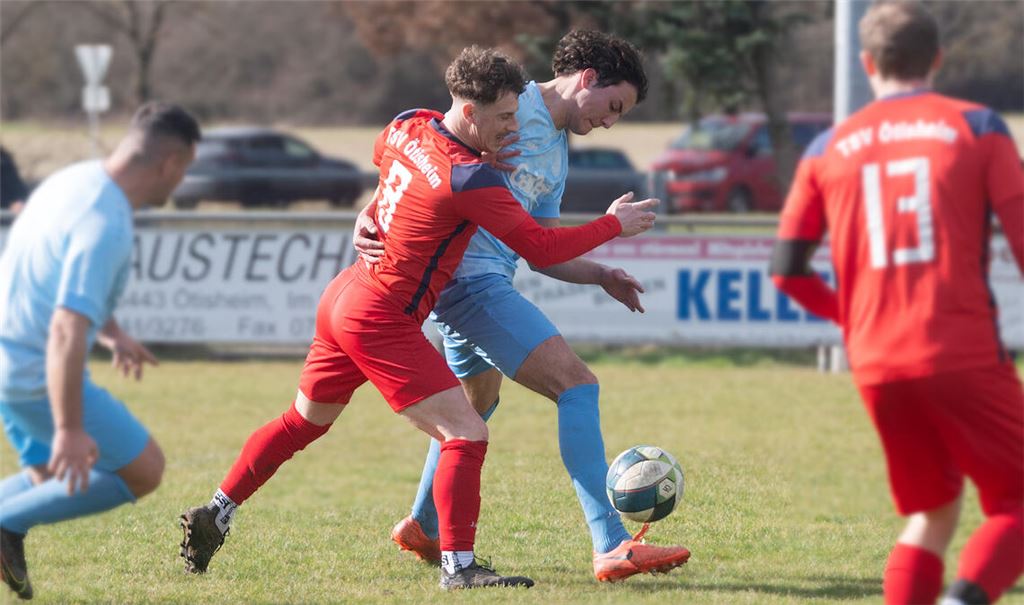 Enge Kiste auf tiefem Boden: Der TSV Ötisheim (rote Trikots) und die 08 Mühlacker liefern ihrem Publikum eine packende Partie. Foto: Fotomoment 