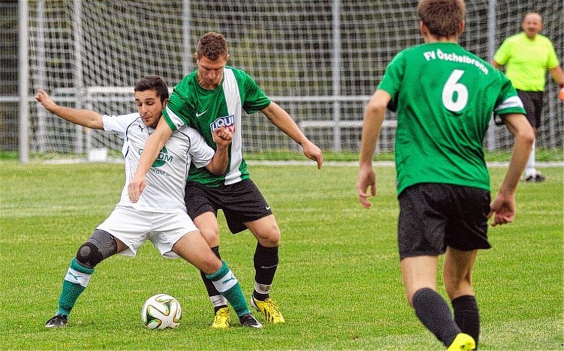 Enge Kiste im Halbfinale des Kreispokals: Am Ende unterliegt eine starke SpVgg Zaisersweiher (in Weiß) im Elfmeterschießen unglücklich mit 4:5 gegen den FV Öschelbronn. 