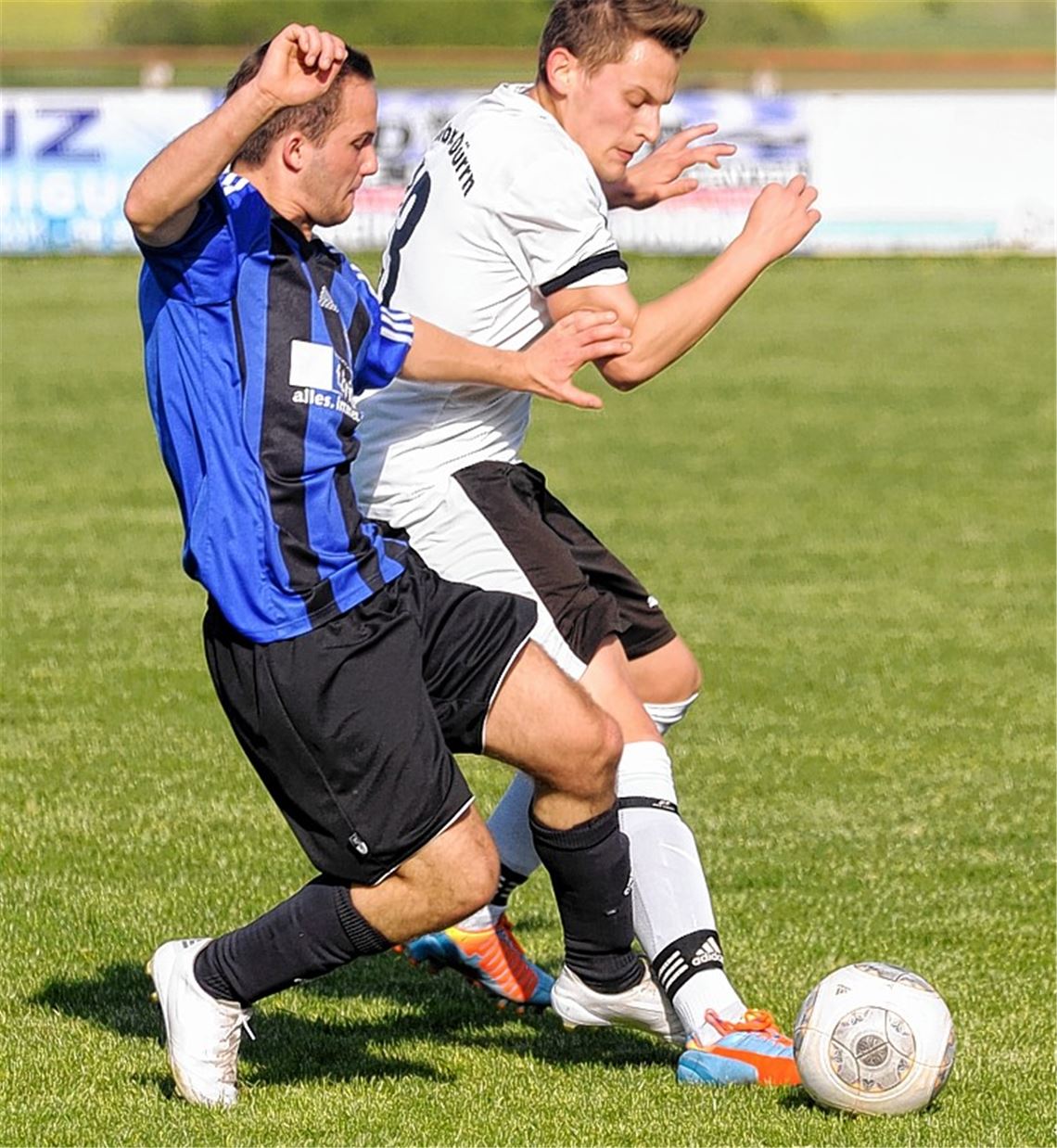 Enge Partie beim Sportfest in Dürrn mit dem FC Viktoria (in Blau) als Sieger.