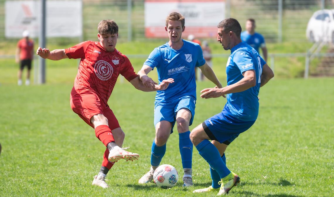 Enge Sache: Im Derby setzt sich Knittlingen (blau) gegen Maulbronn durch.Fotos: Fotomoment