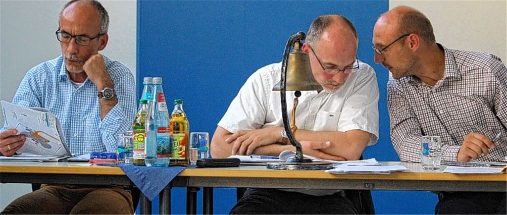 Enger Kontakt: Derzeit sind Hauptamtsleiter Norman Tank (v. re.), Bürgermeisterstellvertreter Klaus Riekert und Kämmerer Reiner Müller besonders stark gefordert.