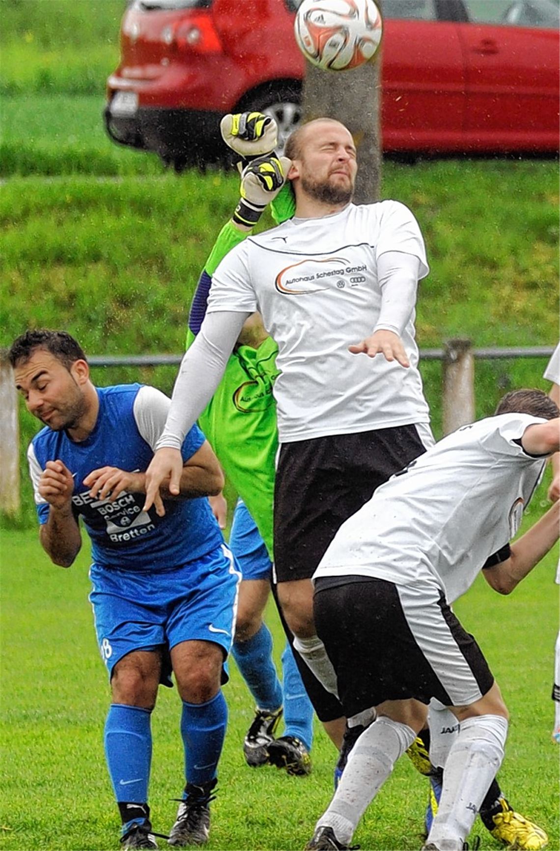 Enges Derby zwischen Knittlingen (blaue Trikots) und Ölbronn-Dürrn.