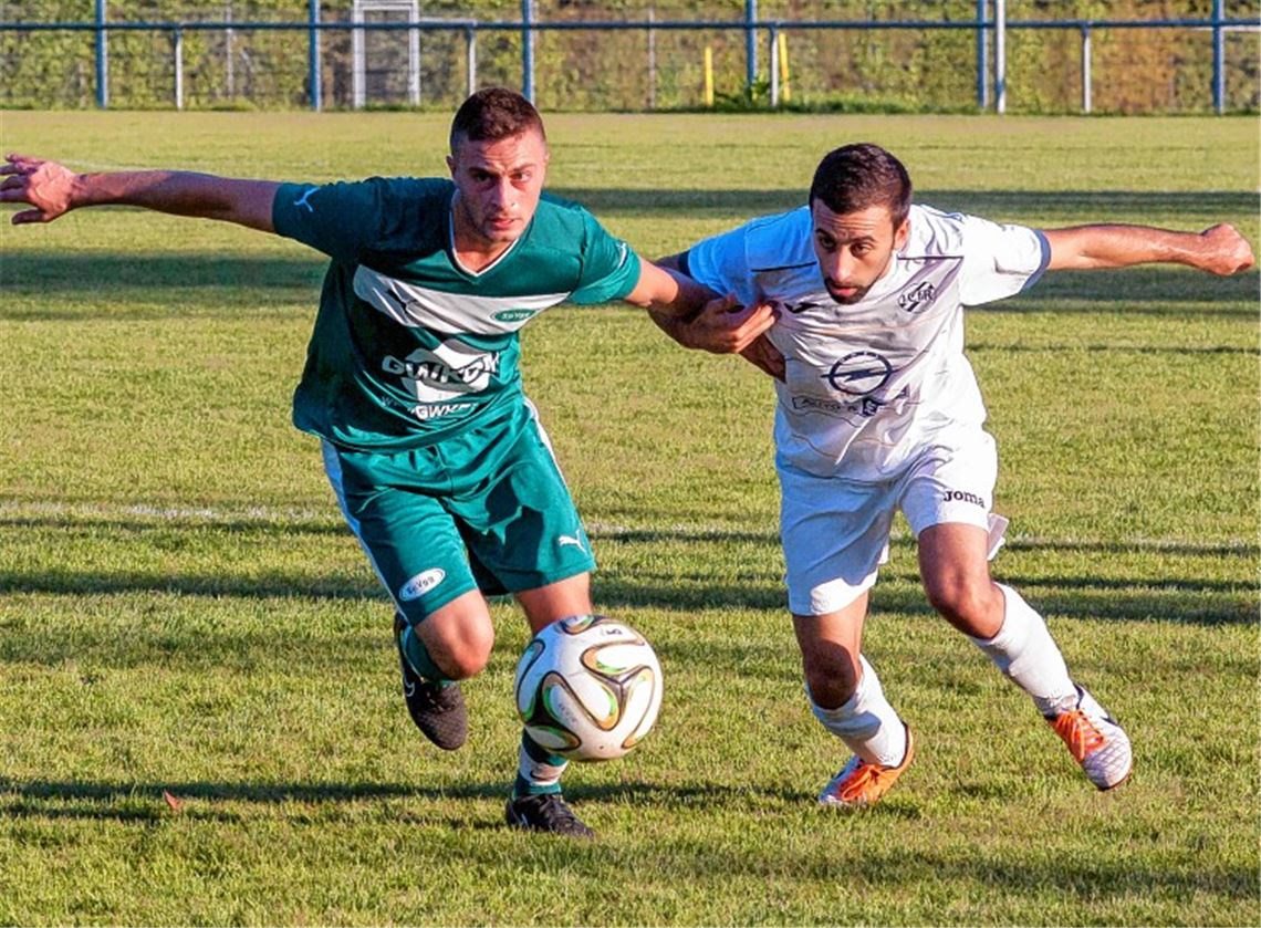 Enges Duell: Zaisersweiher (in Grün) und der 1. CfR Pforzheim II auf Tuchfühlung. Foto: Zschorsch