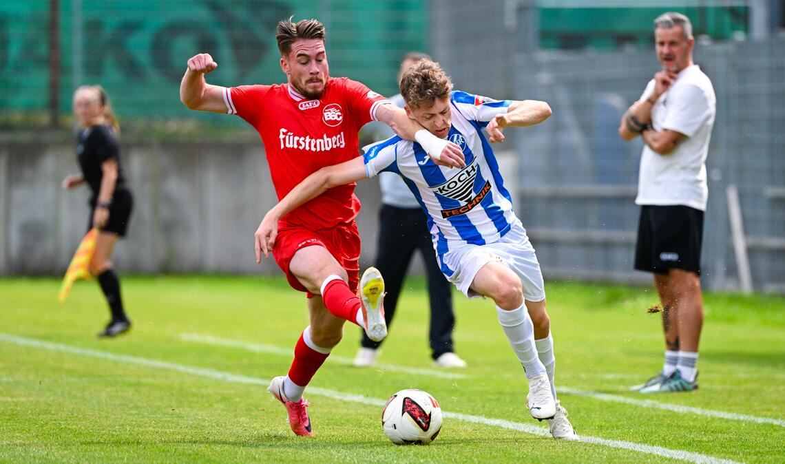 Enges Duell mit vielen Zweikämpfen: Der 1. CfR Pforzheim mit Niklas Koroll (re.) und der Bahlinger SC um Marin Stefotic trennen sich unentschieden. Foto: Schüller