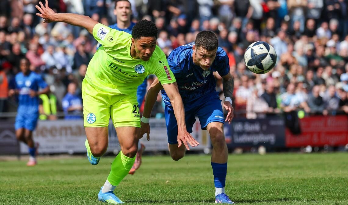 Enges Match in Freiberg: Kickers-Spieler David Udogu (li.) gegen Leon Petö.