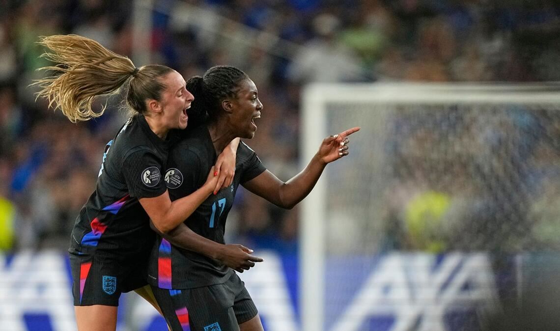 "An die Tür gehämmert": Agyemang erlöst England Englands Michelle Agyemang (r) feiert mit Ella Toone ihr spätes 1:1.