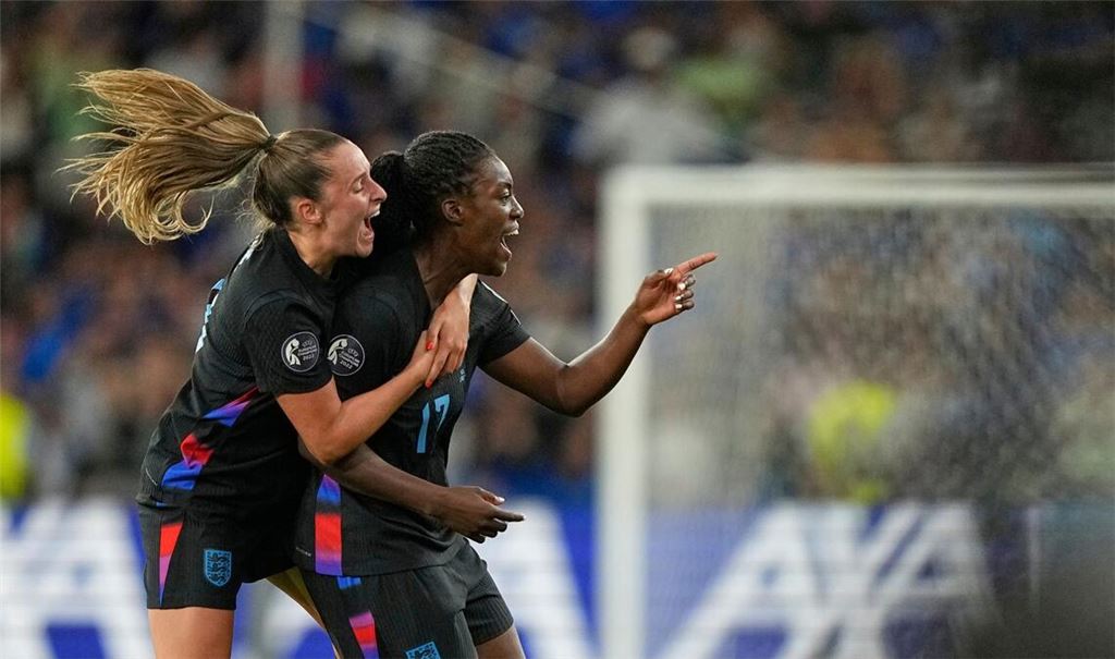 Englands Michelle Agyemang (r) feiert mit Ella Toone ihr spätes 1:1.