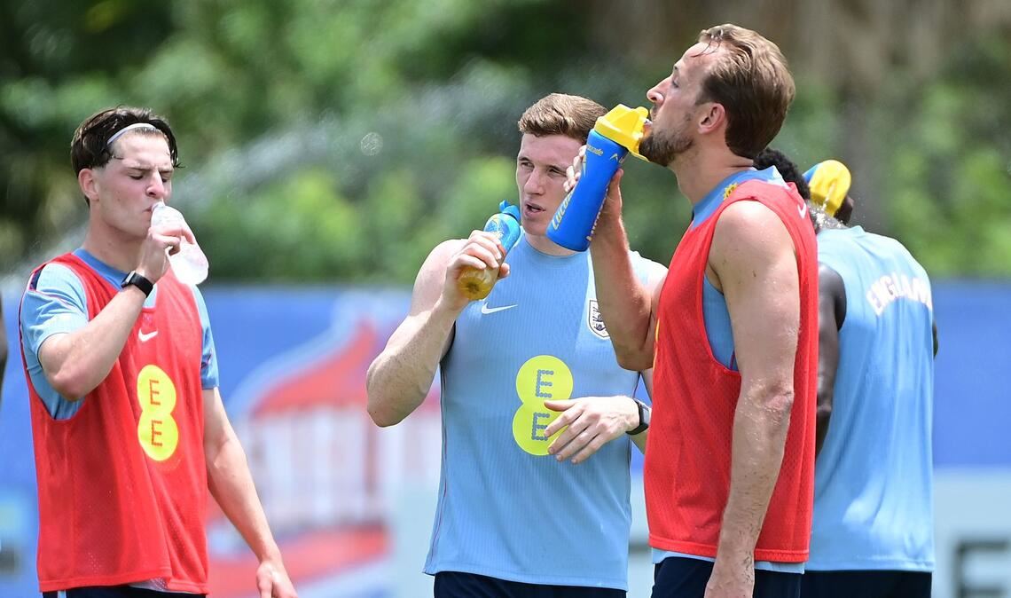 Englands Nationalspieler um Harry Kane (r) während einer Trinkpause. (Archivbild)