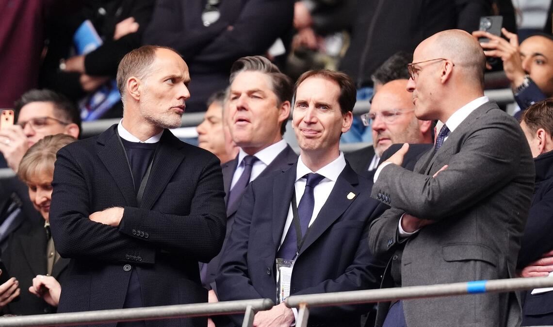 Englands Nationaltrainer Thomas Tuchel (l) und FA-Chef Mark Bullingham (M) stehen auf der Tribüne.