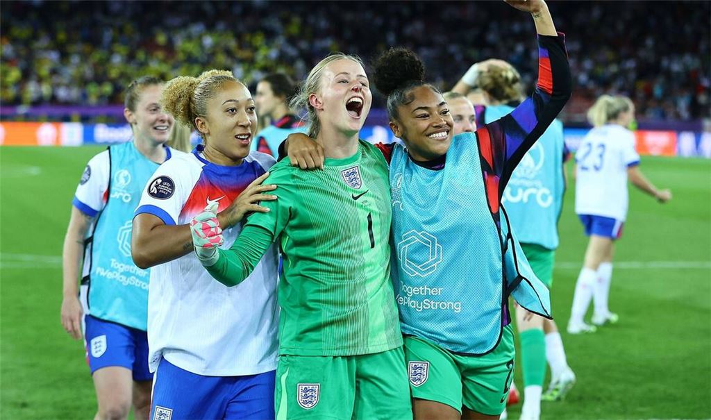 Englands Spielerin Hannah Hampton jubelt nach dem gewonnenen Elfmeterschießen.