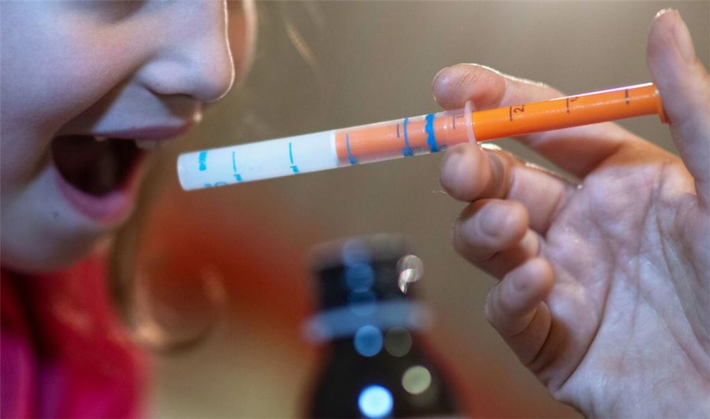 Engpässe bei Fiebersaft für Kinder wie 2022 in Deutschland sollen sich nicht wiederholen. (Symbolbild)