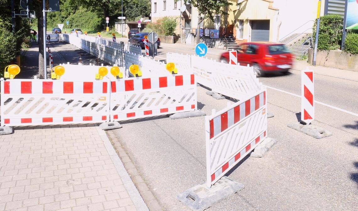 Engpass auf der Pforzheimer Straße in Mühlacker: Die Baustellenampel wird mit der Wanderbaustelle weiterwandern.Foto: Schüller