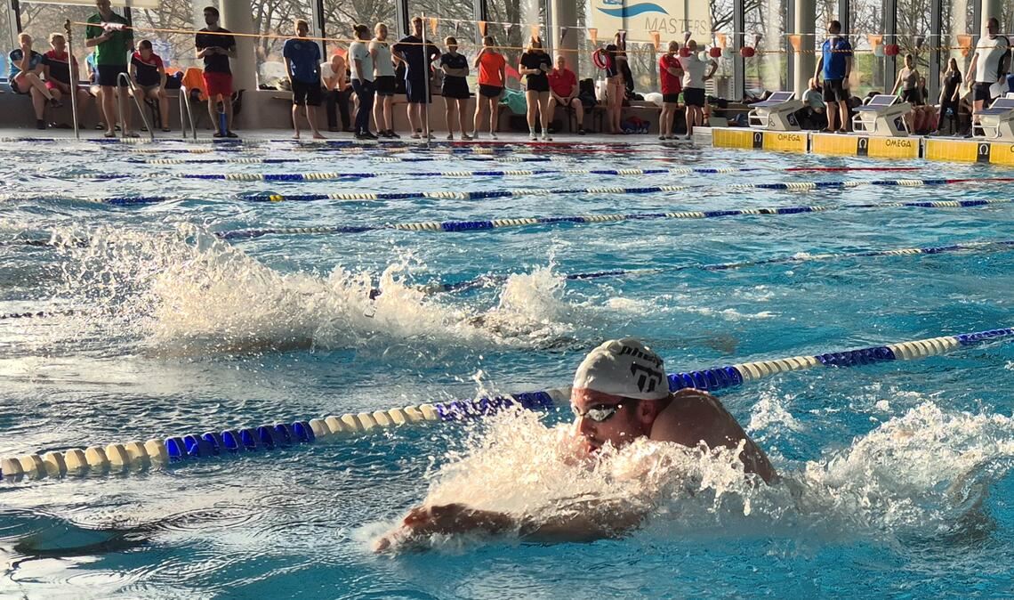 Enrique Zornoza Moreno von den Wasserfreunden Mühlacker in Aktion bei den deutschen Kurzbahnmeisterschaften der Masters.