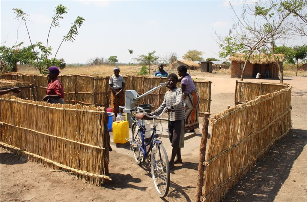 Ensinger engagiert sich in Malawi für sauberes Trinkwasser.  Foto: privat