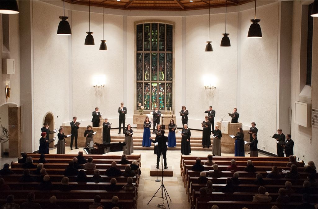 Entfaltet beim Konzert in Mühlacker alle Facetten seines Könnens: der Maulbronner Kammerchor, der mit 26 Sängerinnen und Sängern „angereist“ ist. Fotos: Fotomoment