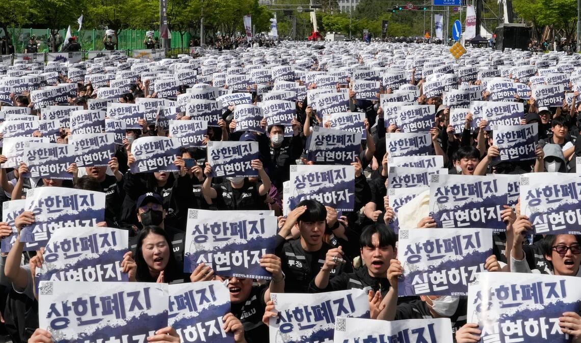 "Entfernt die Obergrenzen für Boni" fordern Mitarbeiter von Samsung während einer Kundgebung im April.