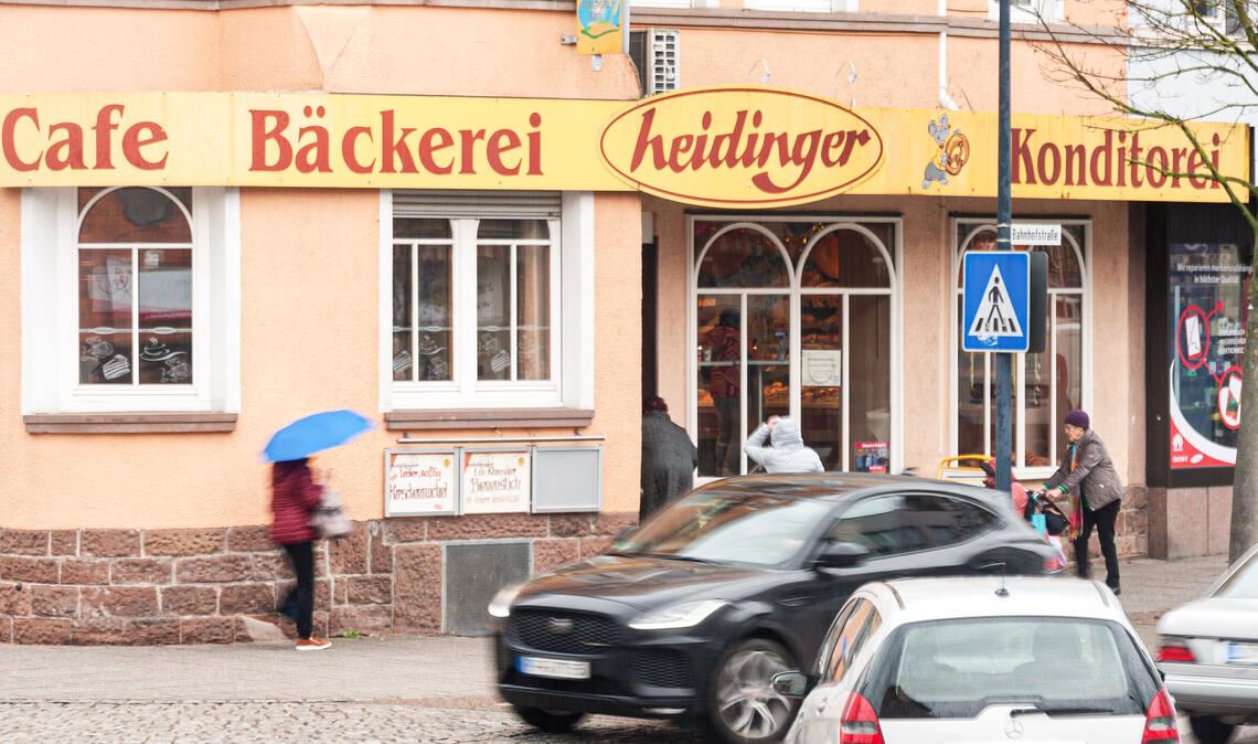 Entgegen anderslautender Gerüchte wird die Bäckerei Heidinger so schnell nicht aus dem Stadtbild verschwinden. Foto: Fotomoment