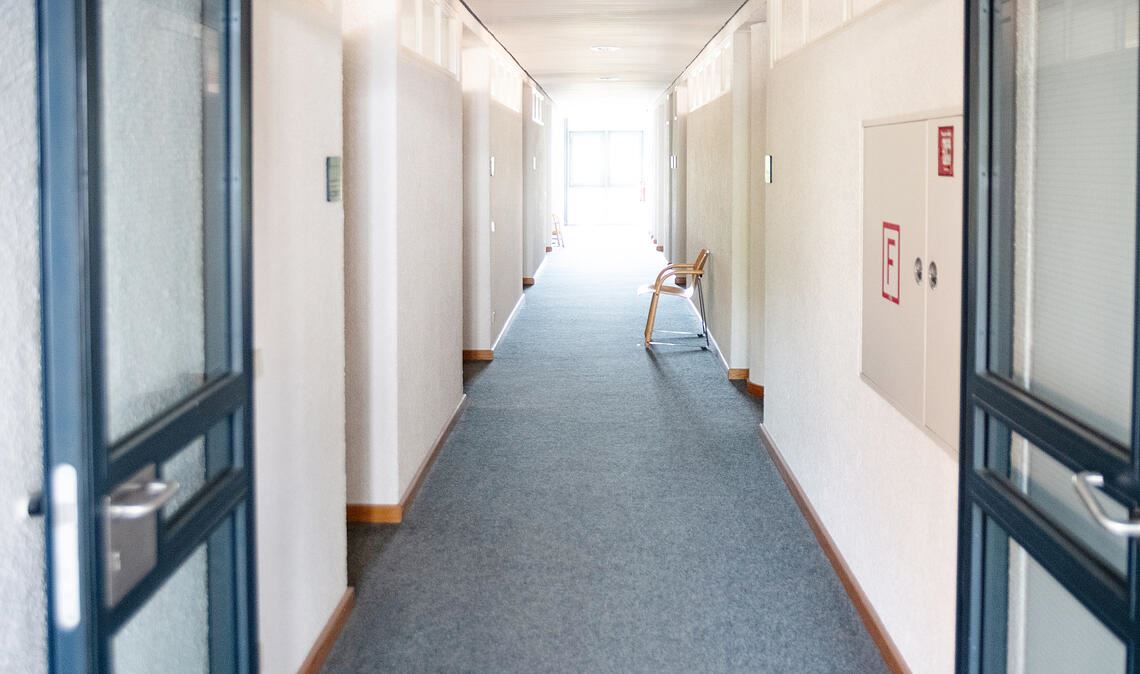 Entgegen dem scheinbar verlassenen Eindruck, den das Symbolbild erweckt, wird an diesem Montag im Mühlacker Rathaus gearbeitet – wie an fünf Tagen die Woche. Foto: Fotomoment