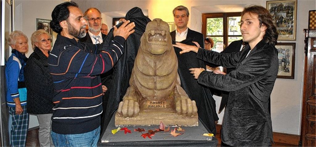 Enthüllung des Kriegerdenkmals durch den Künstler Abbas Karaki und dessen Sohn Muhammad während der Eröffnung der Ausstellung „Heimatfront – Maulbronn und der Erste Weltkrieg“.Fotos: Stahlfeld