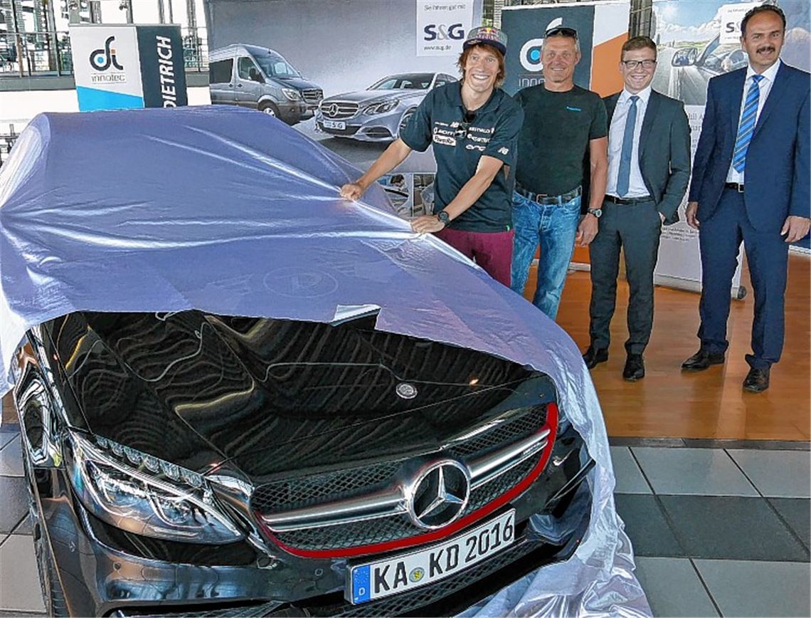 Enthüllung des neuen Autos: Triathlet Sebastian Kienle zusammen mit Unternehmer Klaus Dietrich, Michael Mehl (Leiter Verkauf Pkw bei S&G Automobil in Bretten) und Ralf Wurster (Centerleiter Pforzheim-Kraichgau).