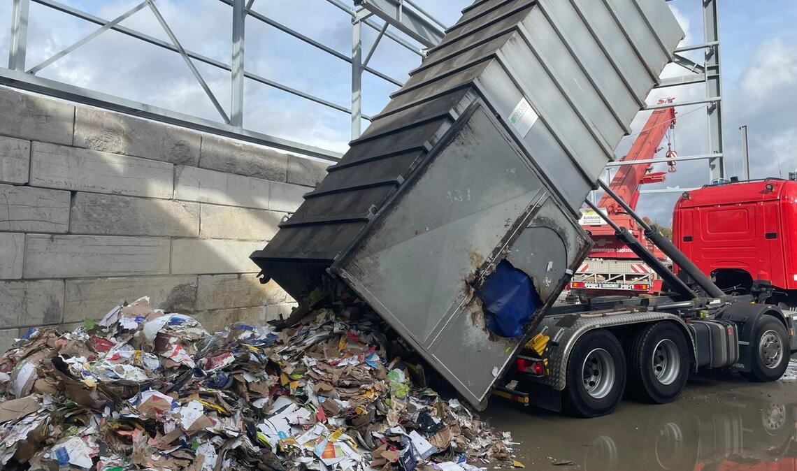 Entladevorgang. Foto: Feuerwehr Pforzheim