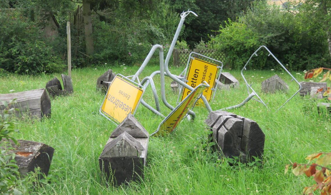 Entlang der Eppinger Linien hat Künstler Hinrich Zürn Objekte wie die „Zerstörung“ geschaffen. Die Schilder stehen für die im Pfälzischen Erbfolgekrieg verwüsteten Ortschaften. Mit der Historie, spannenden Persönlichkeiten oder regionalen Besonderheiten befassen sich noch viele weitere öffentlich zugängliche Werke. Beispielhaft hier zu sehen (Fotos unten im Text von oben nach unten): die Bronzegruppe „Impuls“ von Kurt Tassotti am Ötisheimer Marktplatz, der Weinhurgler, Skulptur des Künstlers Wilhelm Hager hinter der Mühlacker Kelter, und einer der „Maulbronner Köpfe“, die Dr. Hatto Zeidler geschaffen hat. Hier ins Bild gesetzt: der Literaturnobelpreisträger und frühere Seminarist Hermann Hesse. Fotos: Becker (2), Beuchle, Disselhoff