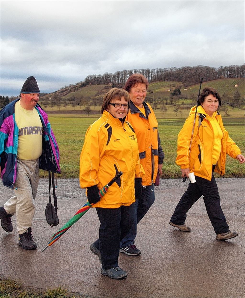 Entlang der Strecke bei Schönenberg. Bild rechts: Ausgabe der Startkarten im Mühlehof.