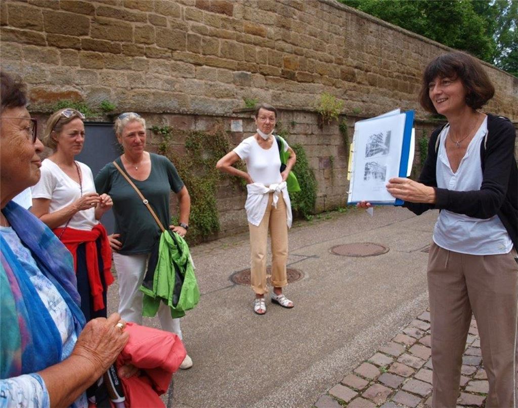 Entlang der Wehrmauer führt der Weg bis zum Jagdschluss und dem Küchenbau. An Haltepunkten unterwegs zeigt Sonja Hagenlocher Fotos oder Zeichnungen. Foto: Filitz